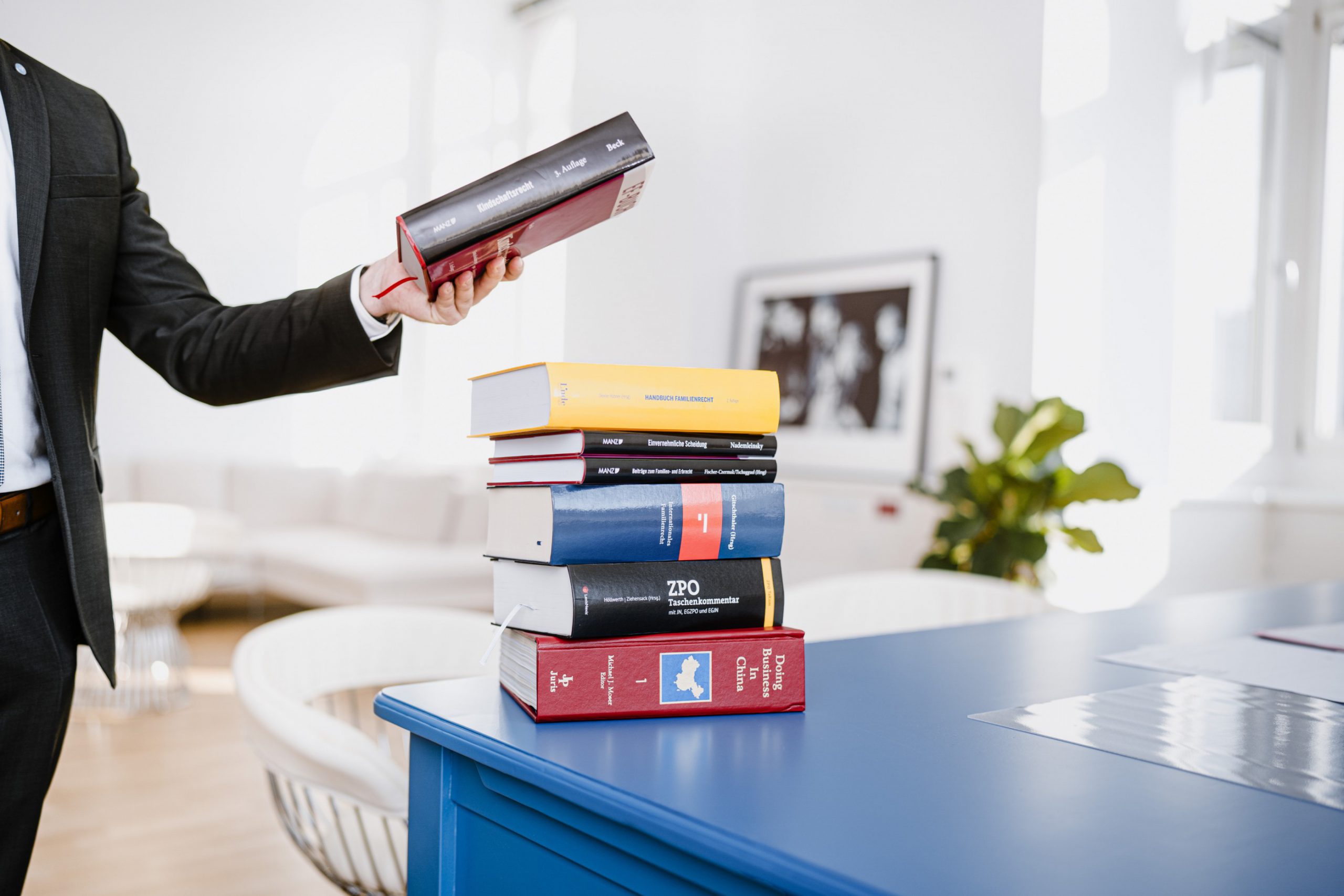 Juristische Unterlagen und Gesetzesbücher in der Kanzlei