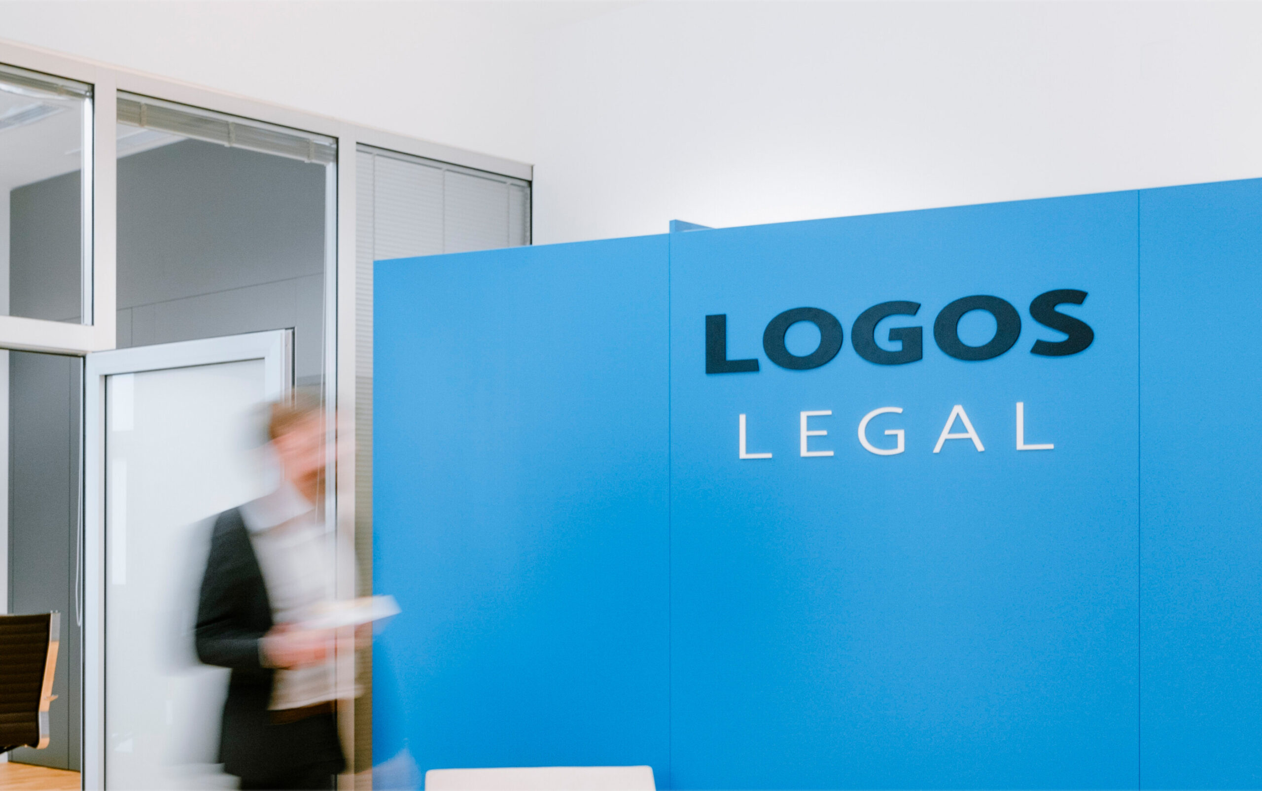 LOGOS LEGAL Kanzleilogo im Empfangsbereich